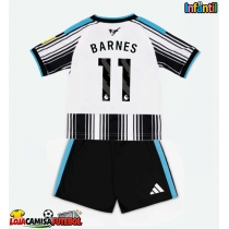 Camisa de Futebol Newcastle United Harvey Barnes #11 Equipamento Principal Infantil 2026-27 Manga Curta (+ Calças curtas)